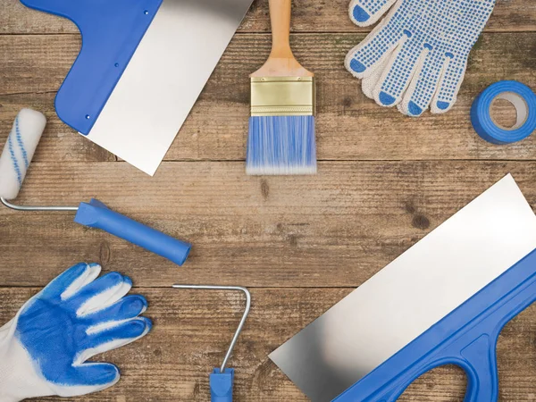 Ahşap arka planda boya bitirme aracı.