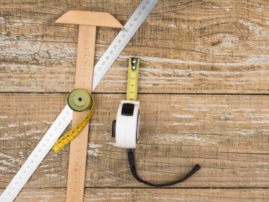 Ahşap arka planda inşaat ölçüm aracı. Yukarıdan görünüşü.