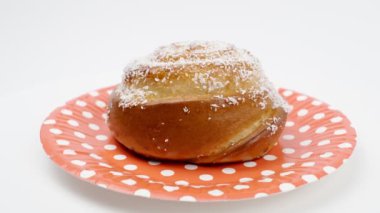 Beyaz arka planda kırmızı tabakta tatlı çörek.