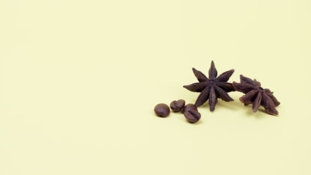 Anýzové hvězdy a kávová zrna na žlutém pozadí. — Stock video