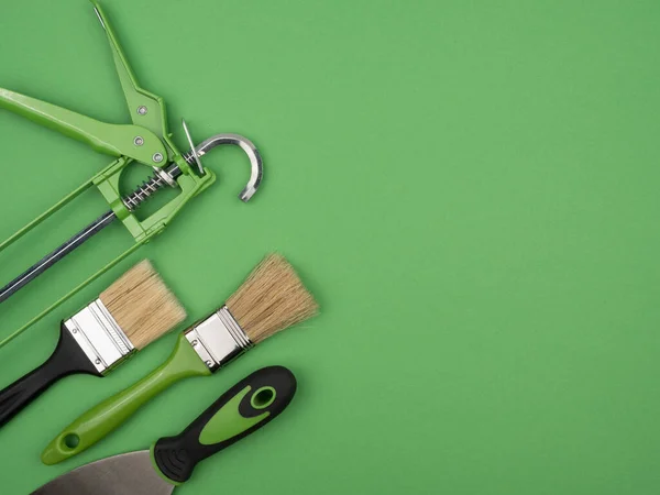 Зеленый Инструмент Рисования Зеленом Фоне Вид Вершины Пистолет Лопата Кисть Стоковое Изображение