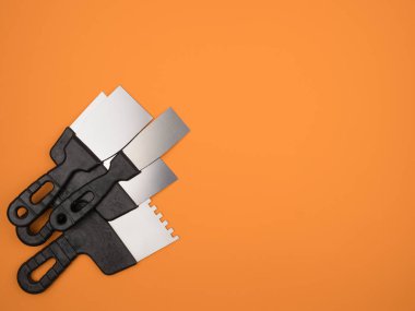 Alçılama ve boyama aracı işe yarıyor. Turuncu arka plan. Çeşitli spatulalar..