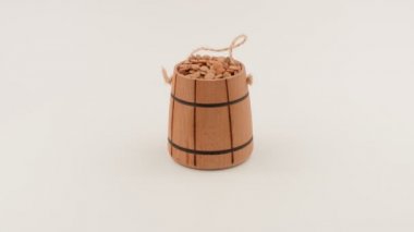 Beyaz arka planda, tahta kovada yeşil mercimek..