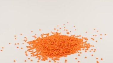 Beyaz arka planda kırmızı mercimek. Baklagiller. Döndürme.