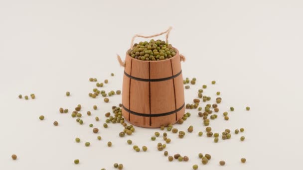 绿豆白色背景的木桶. — 图库视频影像