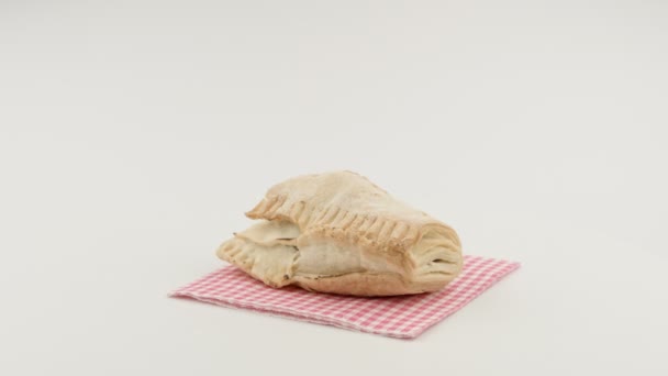 自制的松饼在格子餐巾纸上。白人背景. — 图库视频影像