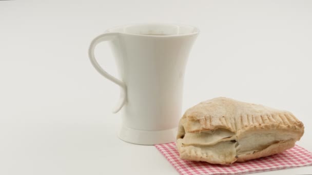 Домашнее слоеное тесто и чашка чая на завтрак . — стоковое видео