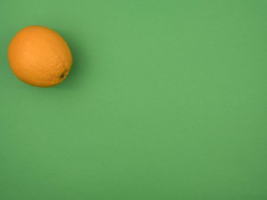 Yeşil arka planda turuncu. Yukarıdan manzara. Köşe konumu.