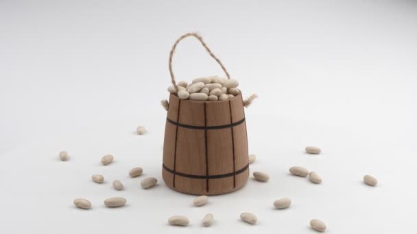ハリコット。木製のバケツ。白地だ。豆だ. — ストック動画