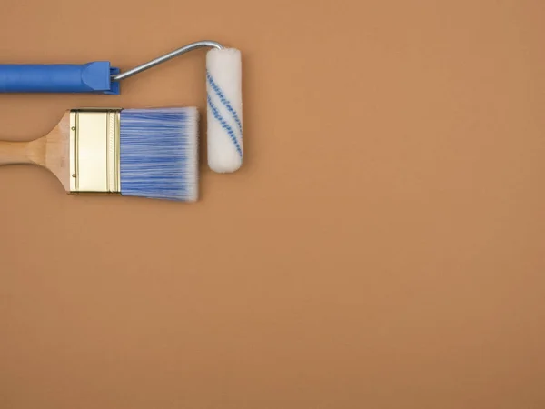 Tool for paint finishing work on beige background. The brush and roller. — Stock Photo, Image