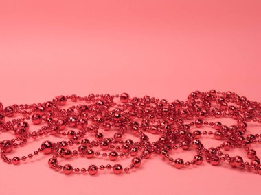 Dekorasyon. Noel ağacı için boncuklar. Pembe arkaplan.