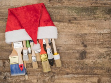 Ahşap arka planda Noel inşaat aletleri. Noel Baba 'nın şapkasını fırçala.