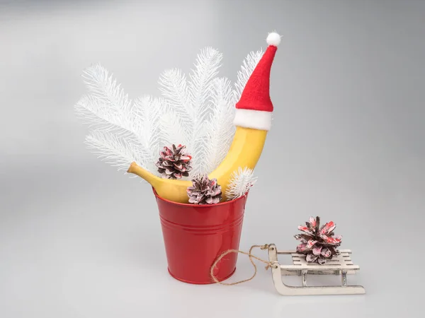 Noel şapkalı Noel muzu. Dekoratif kış özellikleri.