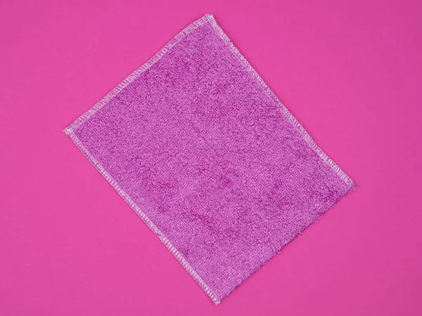 Pembe arka planda temizlik için pembe peçete..