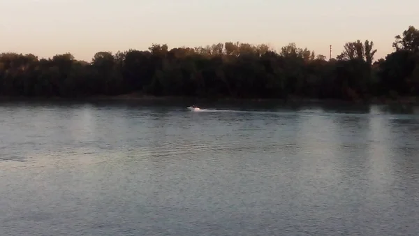 Dunaj Bratislava Nehri 'nde bir tekne.