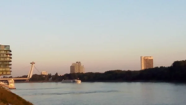 Dunaj Bratislava Nehri 'ndeki tekneler.