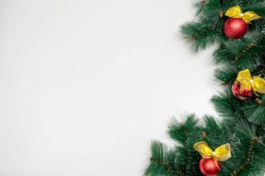 Beyaz arkaplanda yeni yıl veya Noel ağacı çerçevesi