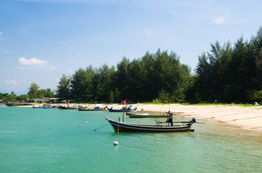 Plaj ve mavi gökyüzü tekne