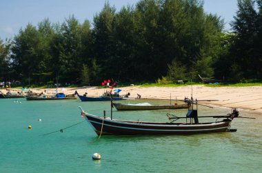 Plaj ve mavi gökyüzü tekne