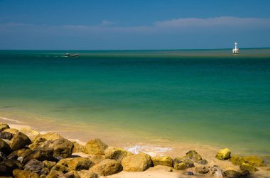 Dalgalar, deniz ve gökyüzü mavi