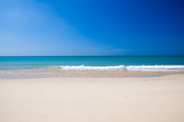 Dalgalar, deniz ve gökyüzü mavi