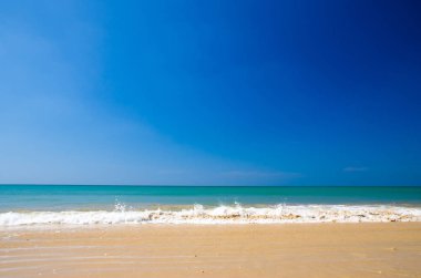 Dalgalar, deniz ve gökyüzü mavi