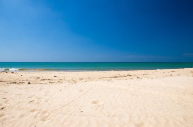 Dalgalar, deniz ve gökyüzü mavi