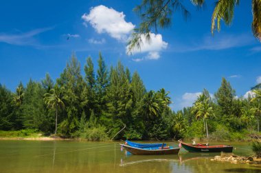 Plaj ve mavi gökyüzü tekne