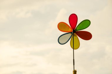 Oyuncak Rüzgar Türbini ve gökyüzü arka plan