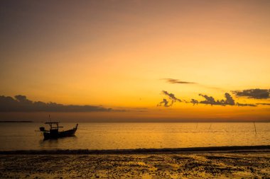 Güneş battıktan sonra atmosfer sahilde