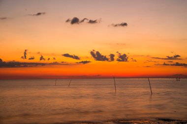 Güneş battıktan sonra atmosfer sahilde