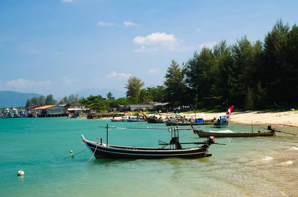 Boot am Strand und blauer Himmel — Stockfoto