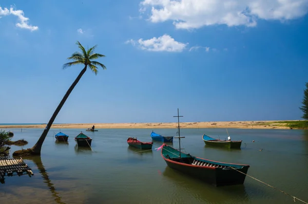 Barco en la playa y cielo azul — Foto de Stock