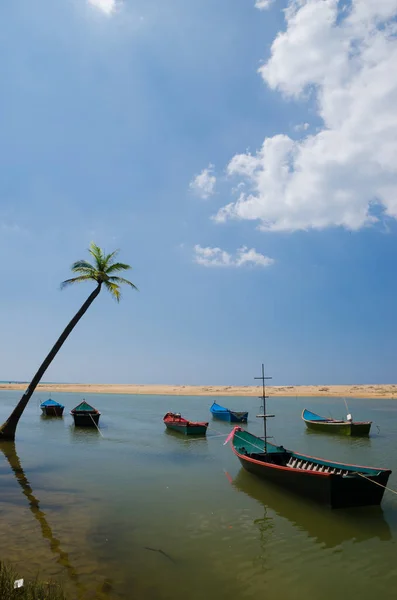 Boot op strand en blauwe hemel — Stockfoto