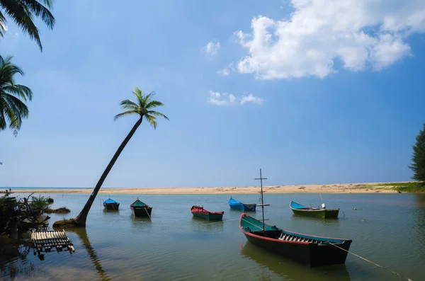 Barco en la playa y cielo azul — Foto de Stock