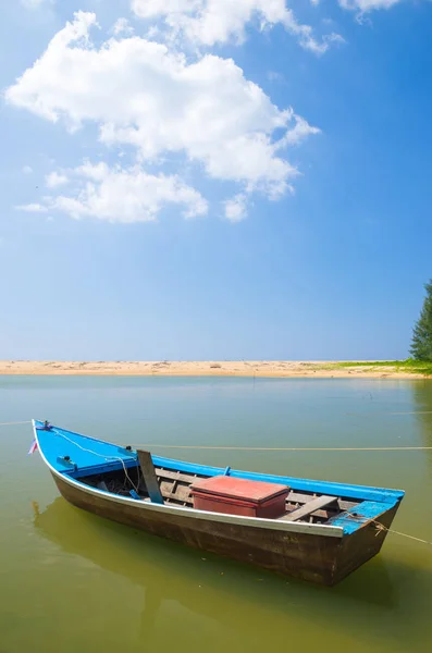 Boat at beach and blue sky — Stock Photo, Image