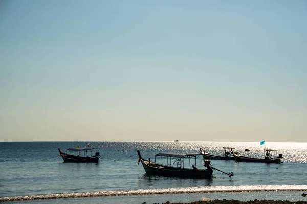 传统的泰国小船附近的海滩。泰国 — 图库照片