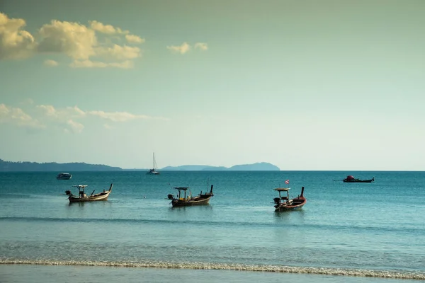 Barche tradizionali thailandesi vicino alla spiaggia. Tailandia — Foto Stock