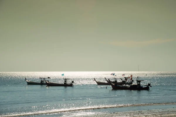 Barcos tailandeses tradicionais perto da praia. Tailândia — Fotografia de Stock