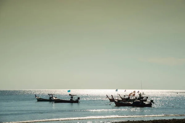 Barcos tailandeses tradicionais perto da praia. Tailândia — Fotografia de Stock