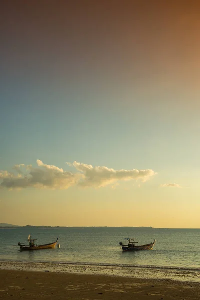 Geleneksel Tay tekneler denize yakın. Tayland — Stok fotoğraf