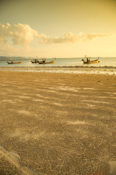 Geleneksel Tay tekneler denize yakın. Tayland — Stok fotoğraf