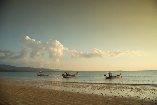 Geleneksel Tay tekneler denize yakın. Tayland — Stok fotoğraf