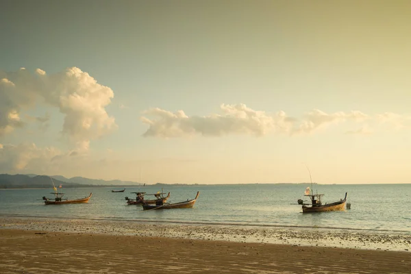 Geleneksel Tay tekneler denize yakın — Stok fotoğraf