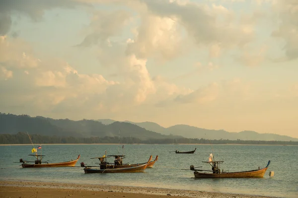 Barcos tailandeses tradicionais perto da praia — Fotografia de Stock