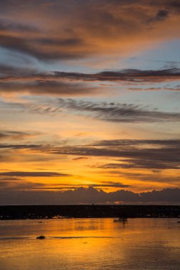 Gökyüzü ve sahilde güzel günbatımı.