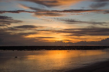 Gökyüzü ve sahilde güzel günbatımı.