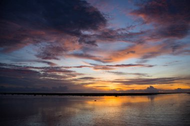 Gökyüzü ve sahilde güzel günbatımı.