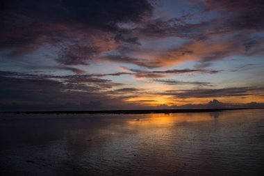 Gökyüzü ve sahilde güzel günbatımı.