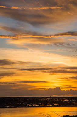 Gün batımı, kum ve akşam gökyüzü